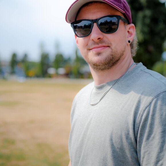 Meet your Posher, Peyton - Picture 1 of 1